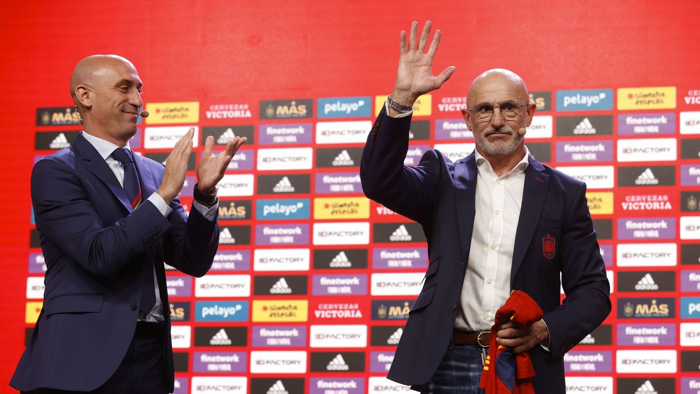 Luis Rubiales aplaude a Luis de la Fuente. (EFE/Juan Carlos Hidalgo)