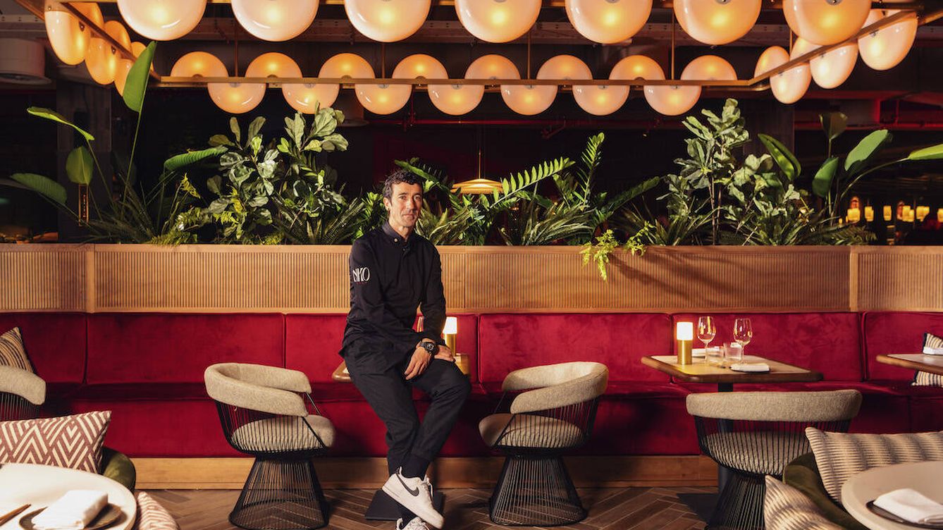 Foto: Uno de nuestros más brillantes chefs posa en su nuevo restaurante en Madrid. (Radisson RED Madrid)
