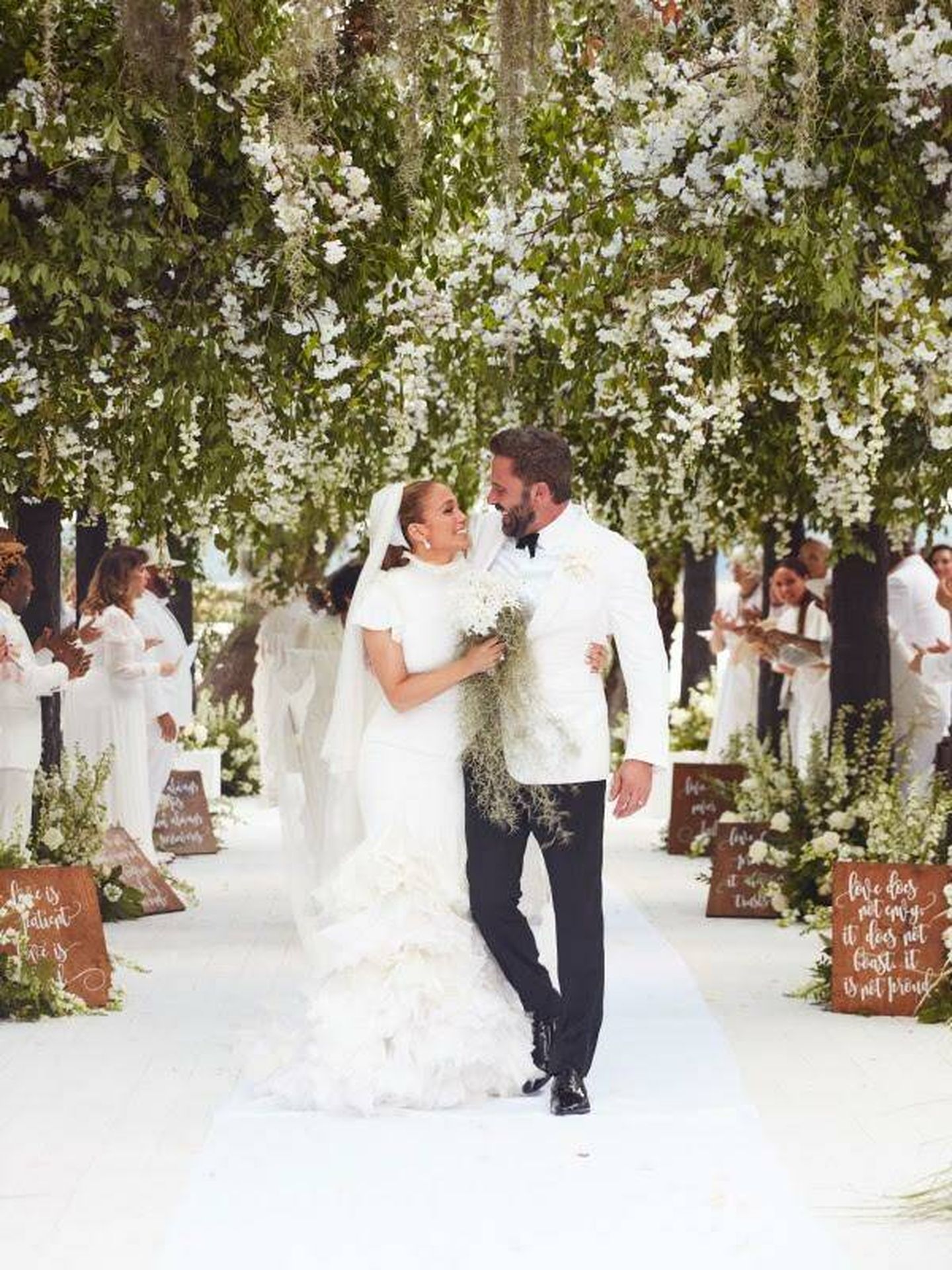 Jennifer López y Ben Affleck el día de su boda. (On the J.Lo)