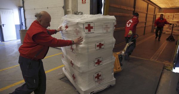 Foto: Trabajadores de Cruz Roja. (EFE)