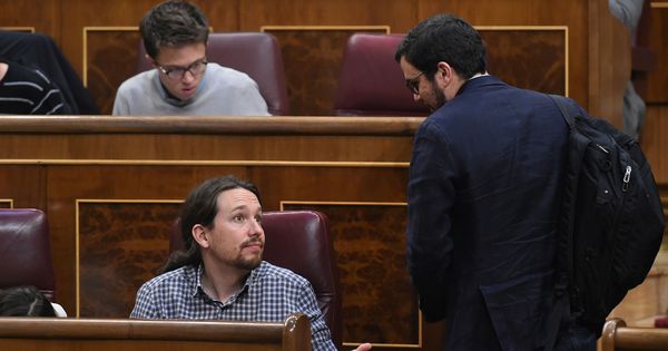 Foto: El secretario general de Podemos, Pablo Iglesias (i), conversa con el líder de IU, Alberto Garzón (d). (EFE)