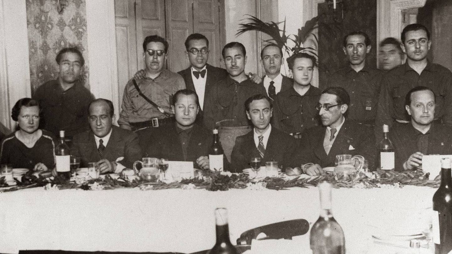 Cena de algunos escritores falangistas con el líder de Falange, José Antonio Primo de Rivera (sentado tercero por la izquierda), en 1935. A su izquierda, Eugenio Montes y Rafael Sánchez Mazas.