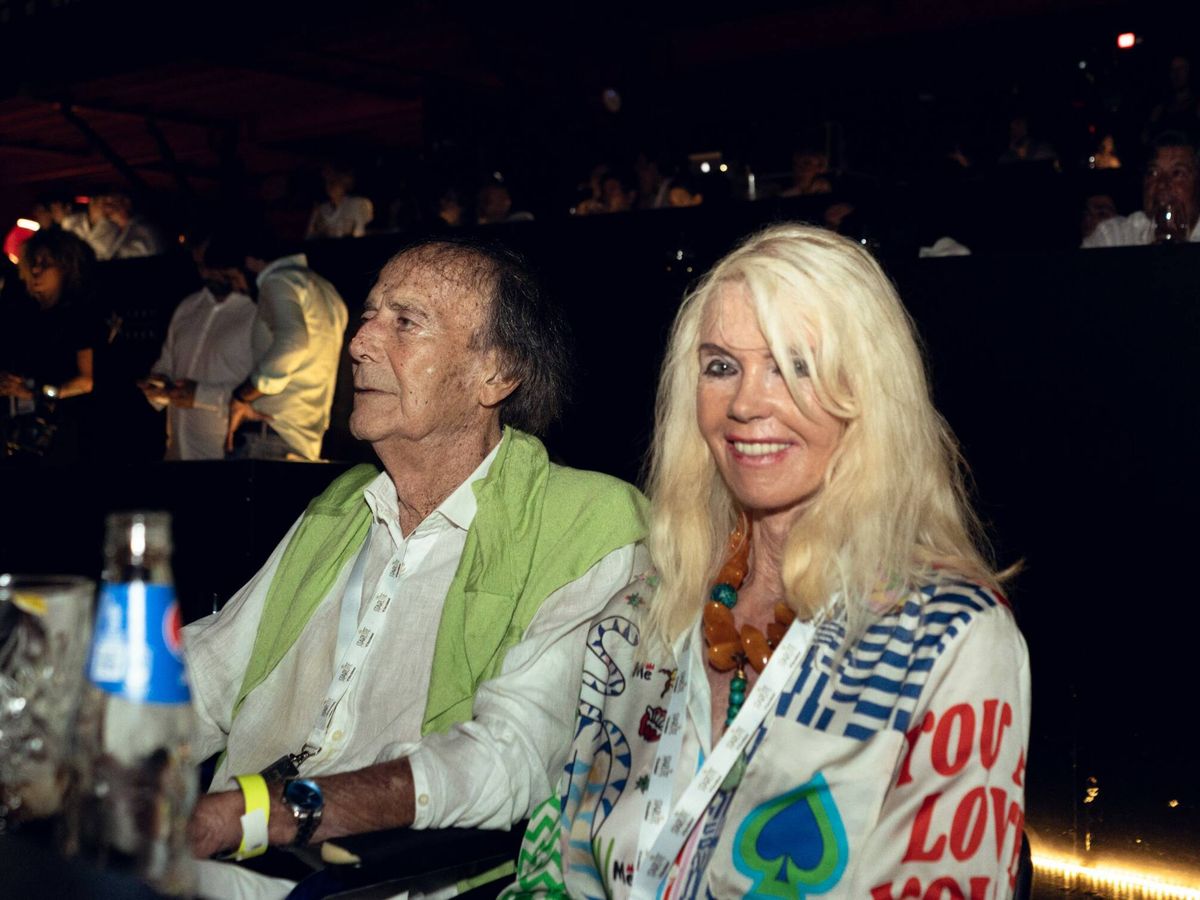 Foto: La condesa alemana Gunilla Von Bismarck y Luis Ortiz, en el concierto de Miguel Ríos en el Festival Starlite de Marbella. (Cordon Press)