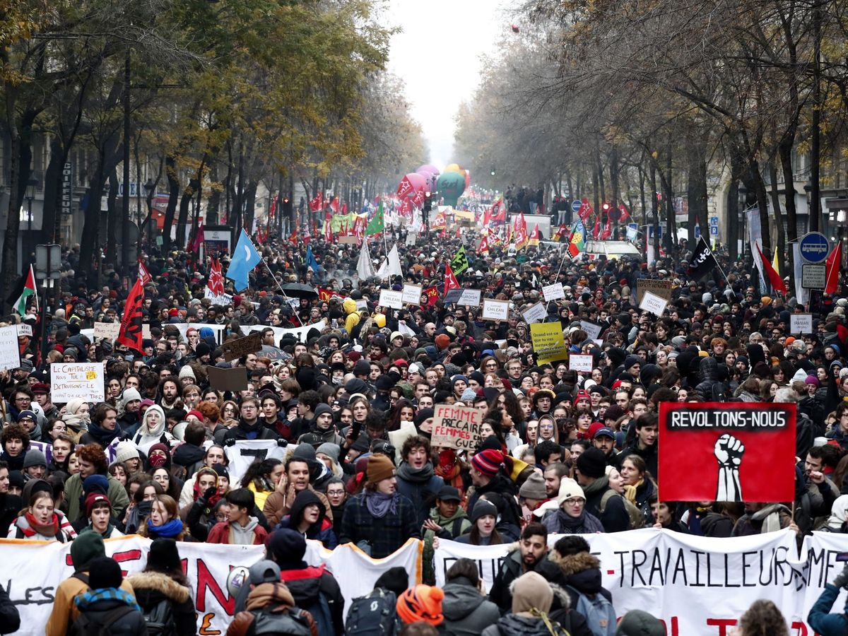 Foto: Manifestantes sujetan una pancarta en la que se puede leer "revoltons-nous",(lit. vamos a rebelarnos). (EFE)