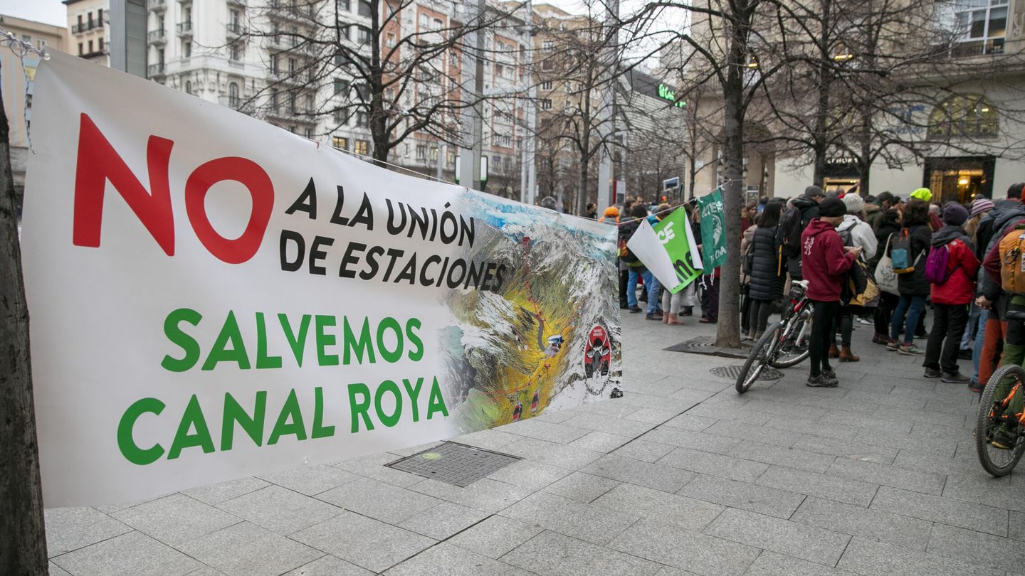 Protesta contra la unión de estaciones. (EFE/Javier Cebollada)