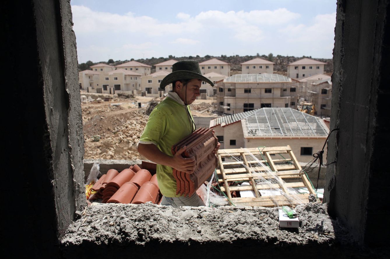 Un trabajador en las obras de construcción del asentamiento de Ariel, en Cisjordania. (Reuters)