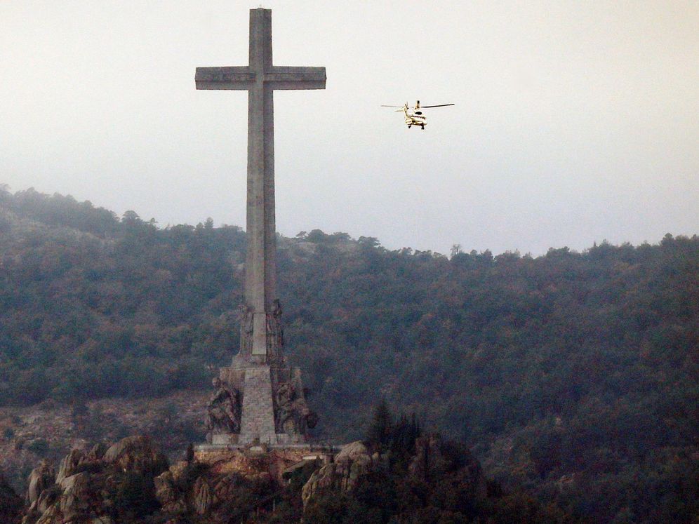 Foto: Llegada del helicóptero al Valle de los Caídos. (EFE)