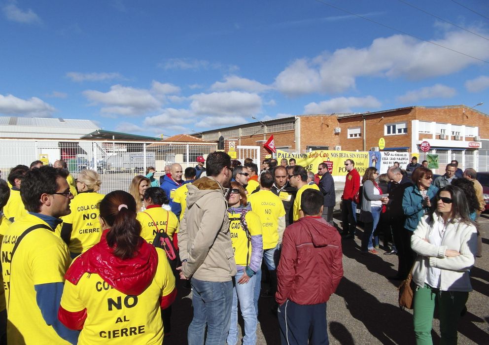 Foto: Trabajadores de Nutrexpa, concentrados a las puertas de la fábrica de Palencia. (Efe)
