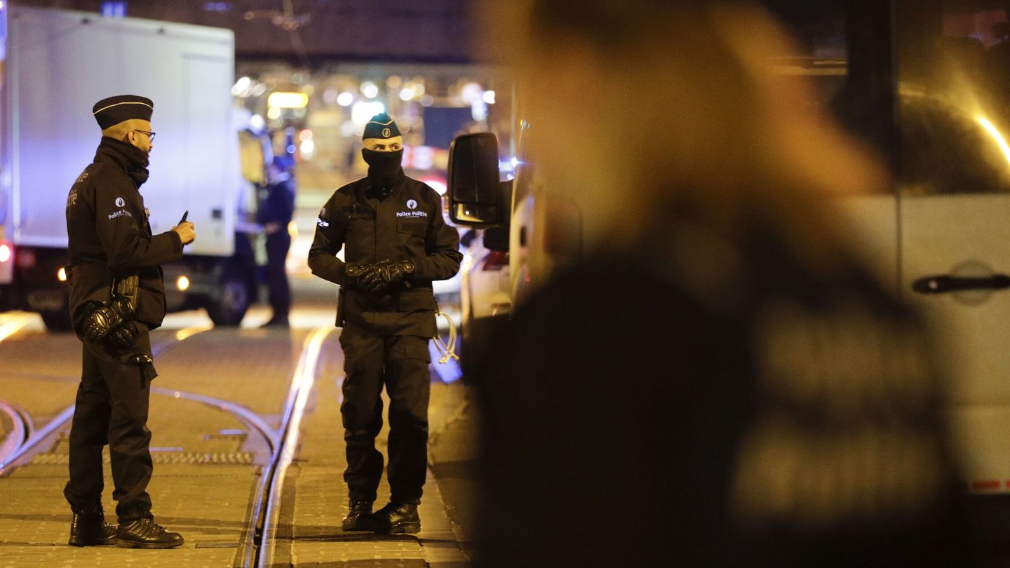 Policías en la zona del atentado cerca de Gare du Nord. (EFE)