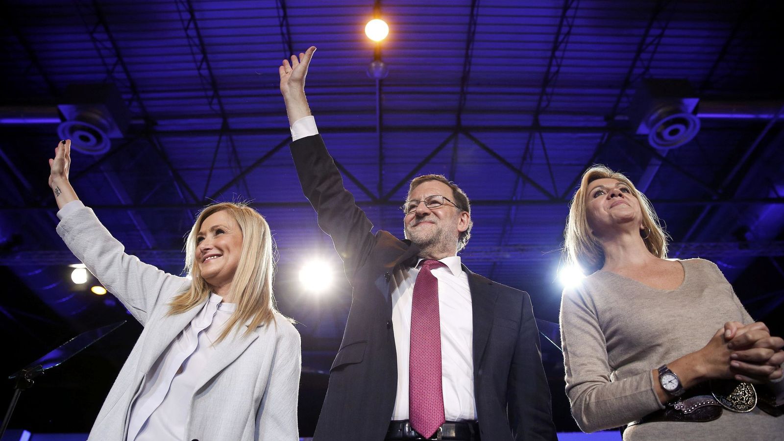 Foto: El presidente del Gobierno en funciones, Mariano Rajoy, la presidenta de la Comunidad de Madrid, Cristina Cifuentes (i), y la secretaria general del PP, María Dolores de Cospedal. (Reuters)