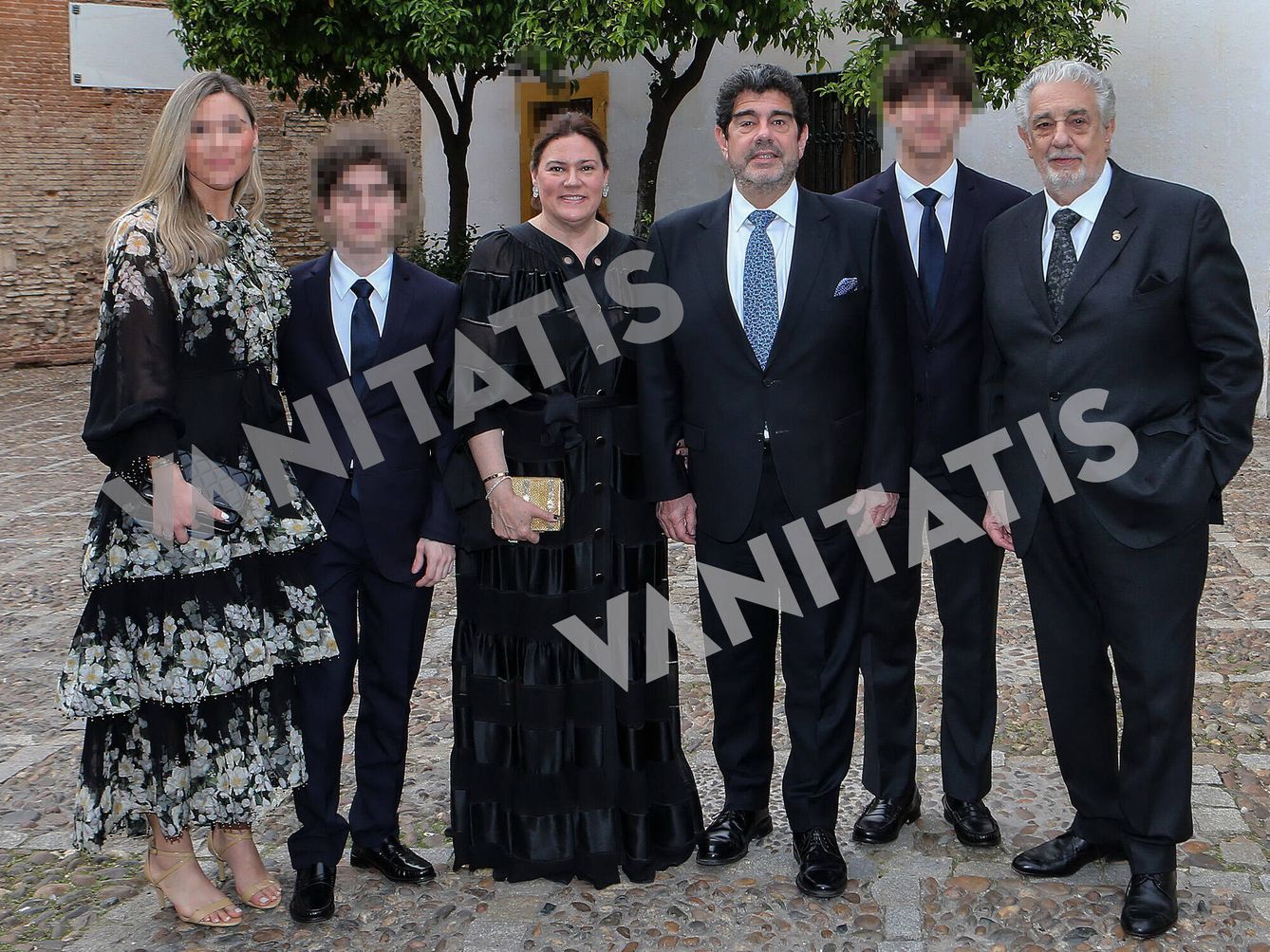 Plácido Domingo con su familia, en la boda. (Sevilla Press)