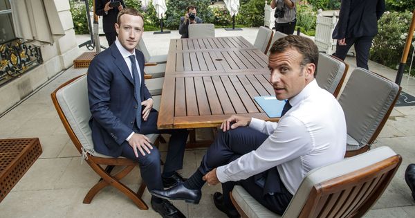 Foto: Mark Zuckerberg, consejero delegado de Facebook, con el presidente de Francia, Emmanuel Macron en una cumbre sobre tecnología el pasado mayo en París (Francia). (Reuters)