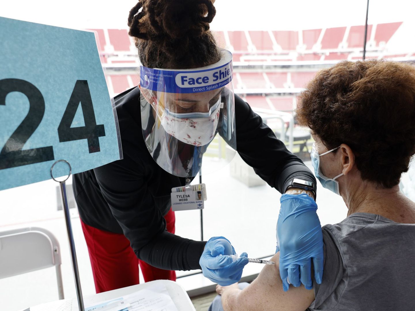 Una trabajadora sanitaria administra una vacuna en Atlanta. (Foto: EFE)