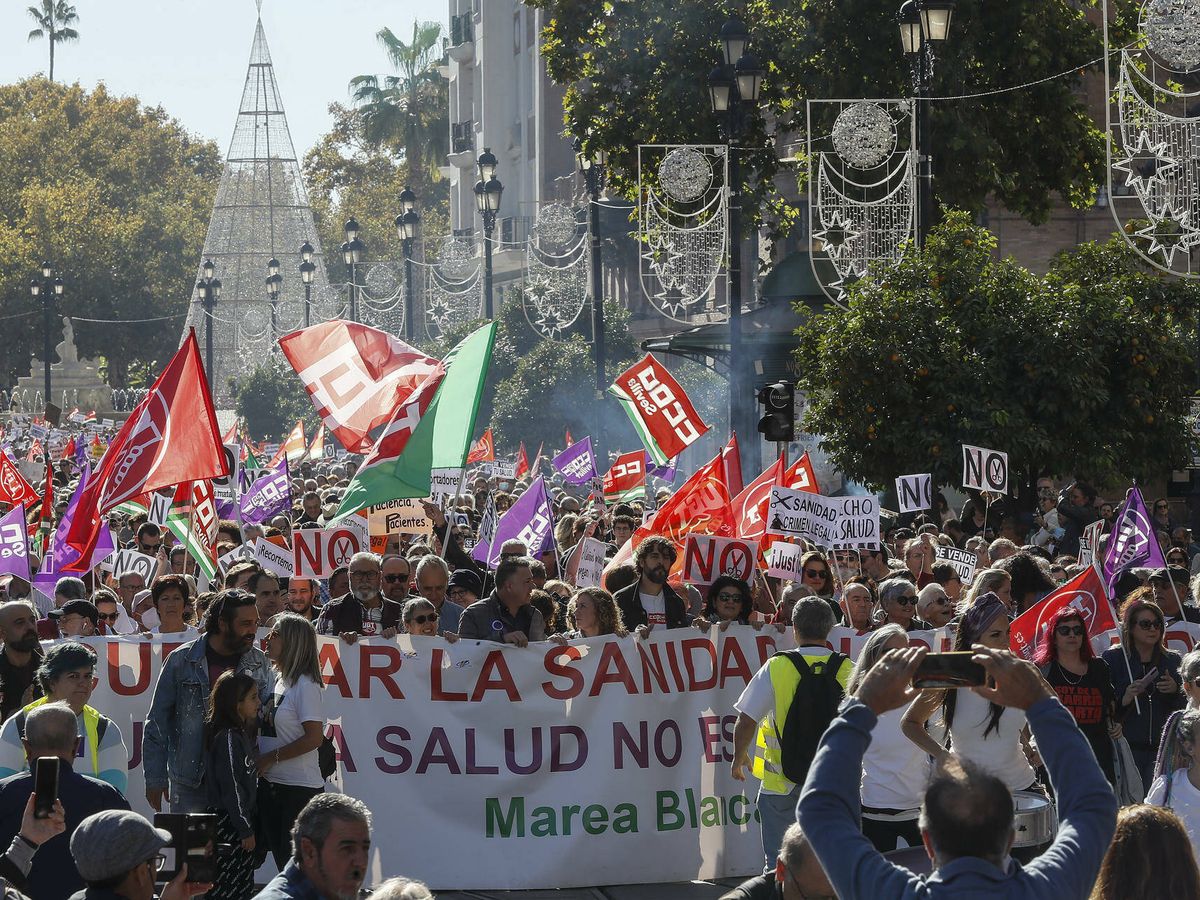 Foto: Manifestación en defensa de la sanidad pública. (EFE/José Manuel Vidal)