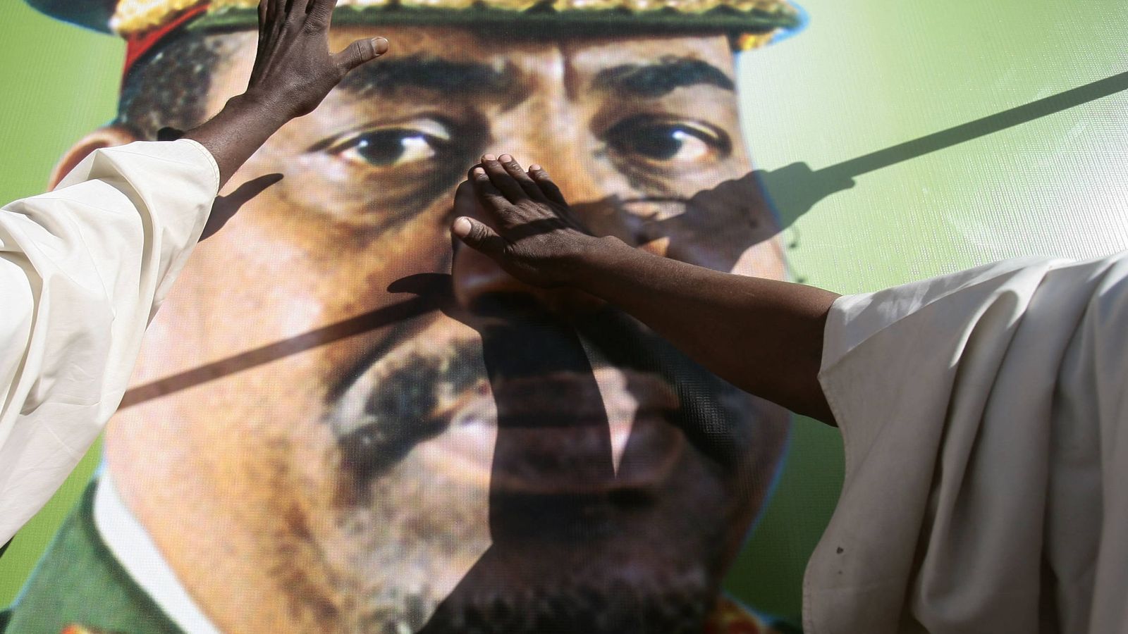 Foto: Sudaneses tocan un póster de Omar Hassan al-Bashir durante una protesta en Jartum contra la Corte Penal Internacional (Reuters).