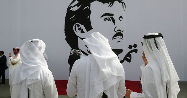 Foto: Un grupo de cataríes observa el retrato de su emir, Sheikh Tamim Bin Hamad Al Thani, en Doha, el 13 de julio de 2017. (Reuters)