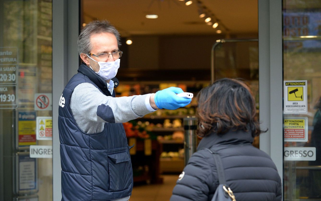 Control de temperatura para entrar en un supermercado en Sesto San Giovanni (Milán)(EFE)