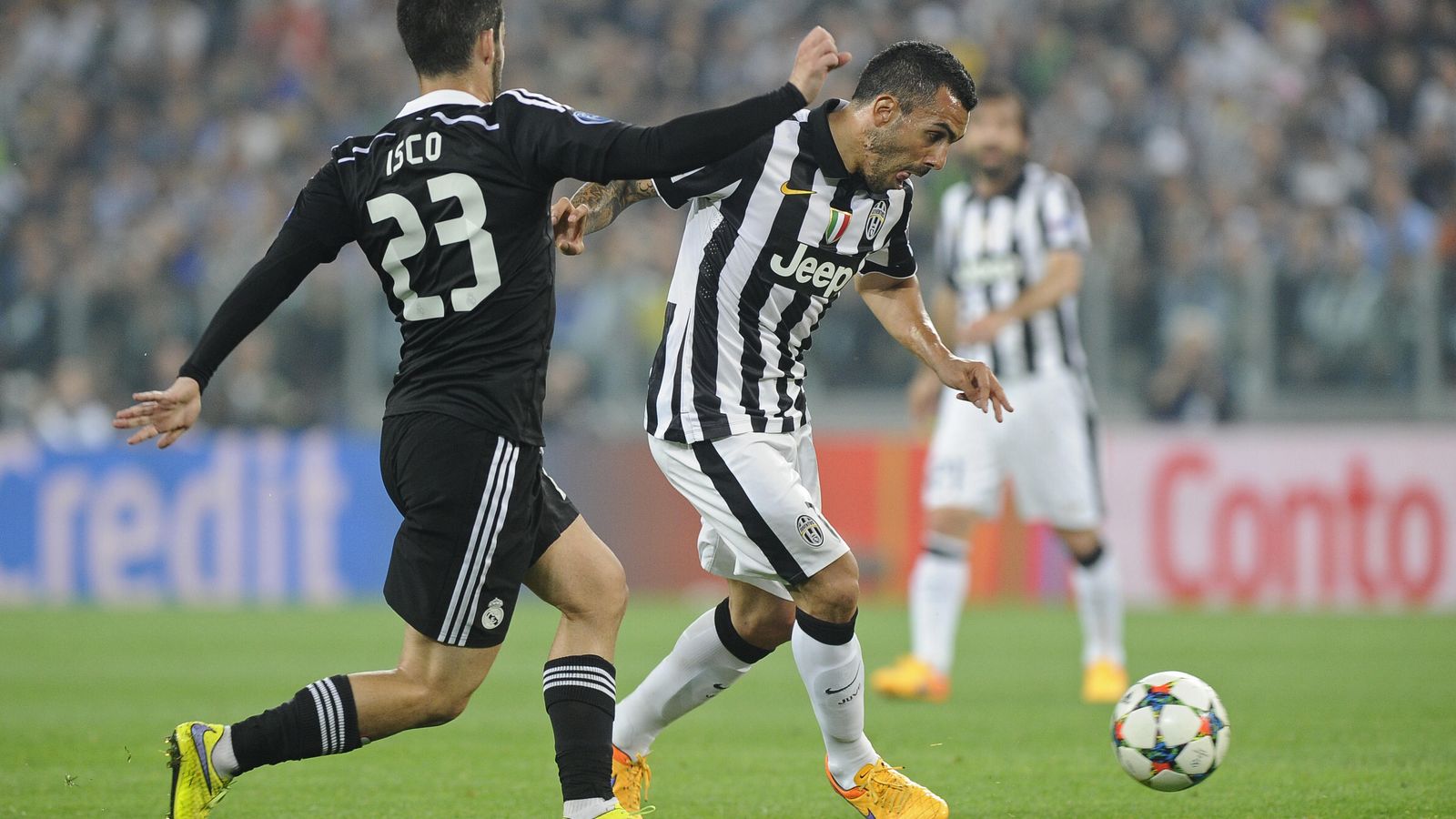 Foto: Isco ante Tévez durante el partido Juventus-Real Madrid