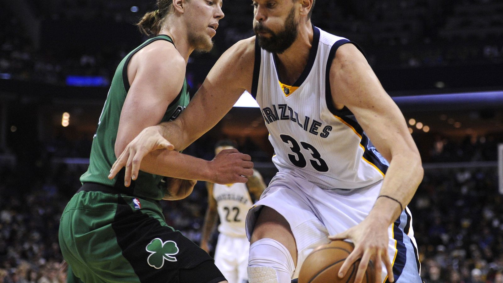 Foto: Marc Gasol trata de superar a Kelly Olynyk en el partido ante los Celtics (Efe).