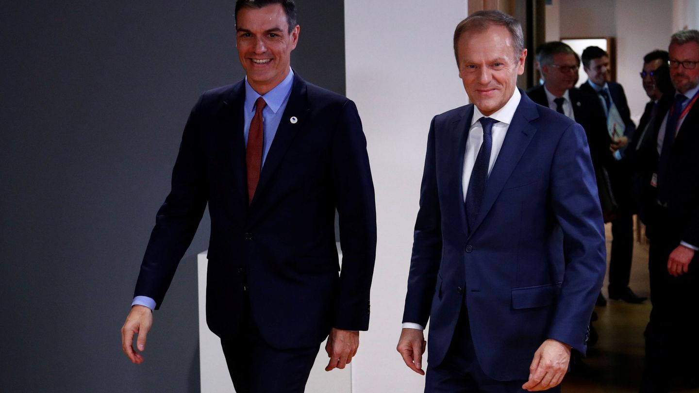 Pedro Sánchez camina con Donald Tusk, presidente del Consejo Europeo. (Reuters)