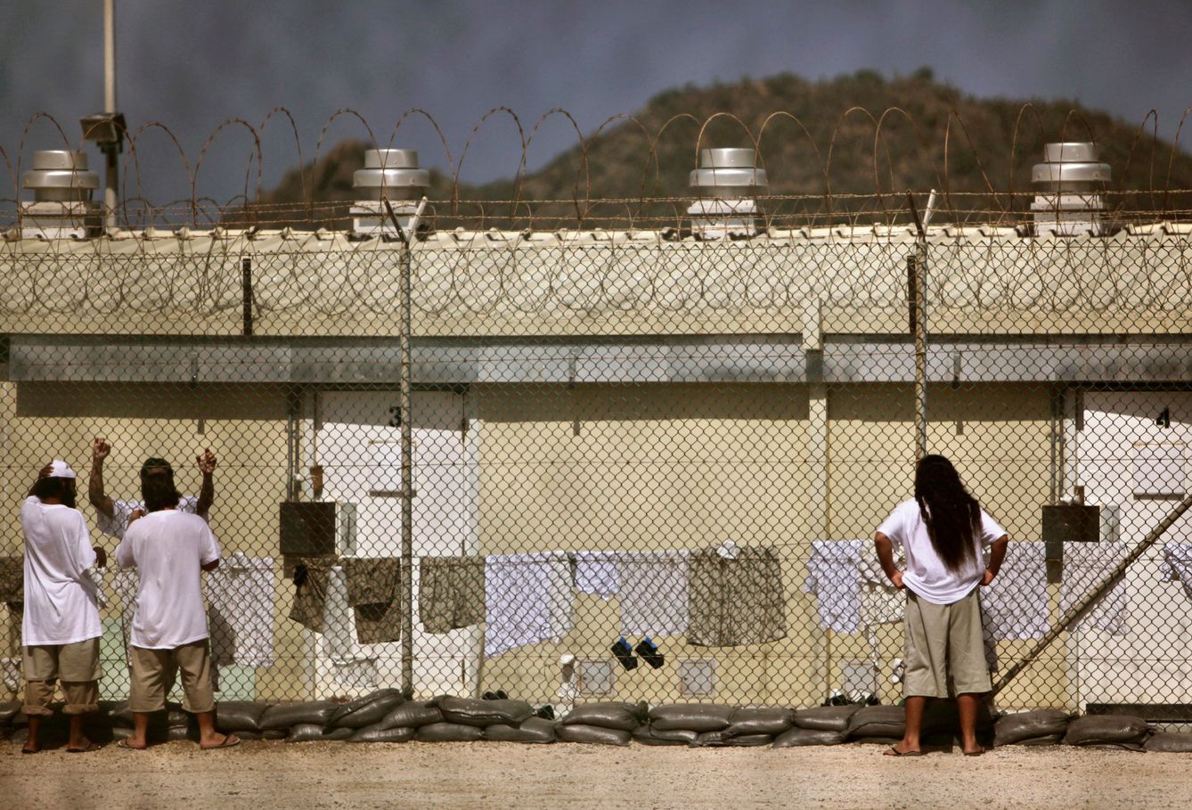 Detenidos en Guantánamo hablan en un patio al aire libre, el 31 de mayo de 2009. (Reuters)