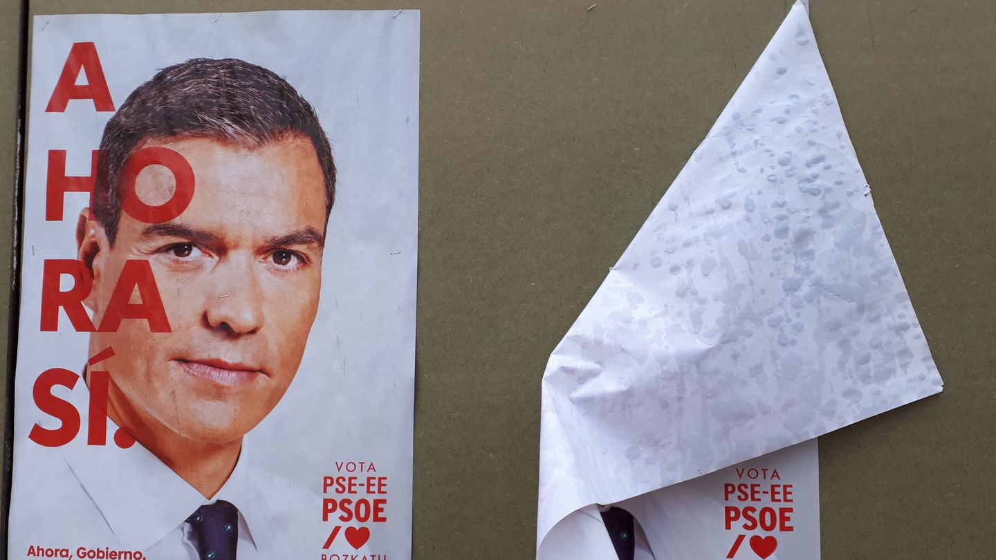 Los dos carteles del PSOE, uno de ellos doblado, en el tablón de propaganda electoral del centro de Labastida. (J. M. A.)