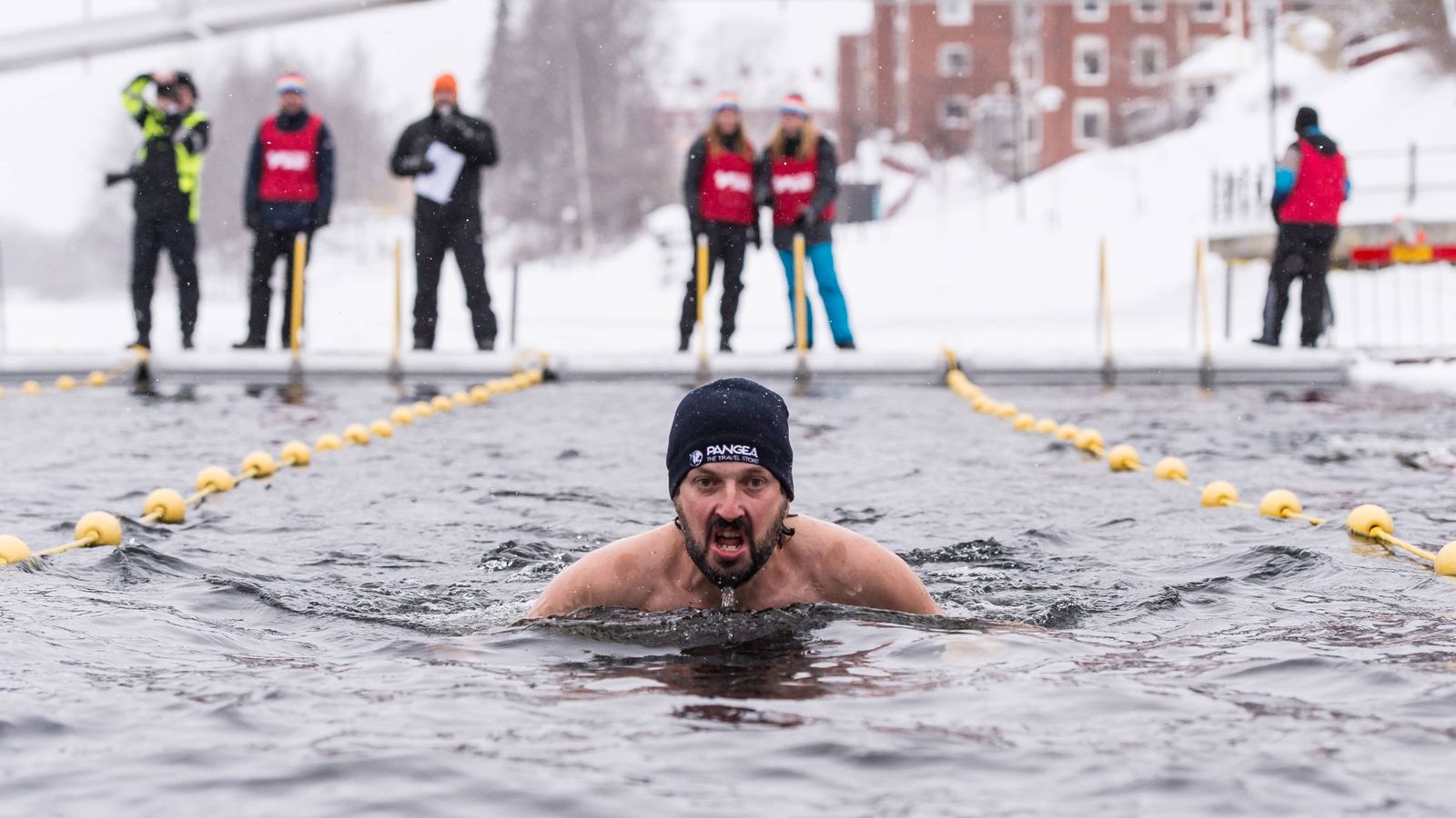 Foto: Jorge Traver, nadando en aguas heladas 