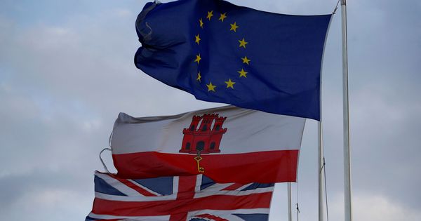 Foto: Las banderas de la Unión Europea, Gibraltar y Reino Unido ondean en el Peñón. (Reuters)