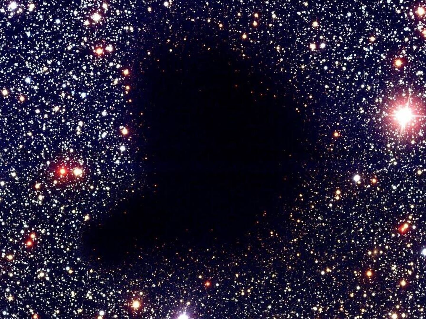 La nube molecular fría Barnard 68 es un buen ejemplo de los lugares donde se origina el material para formar estrellas. (ESO/VLT/FORS1)