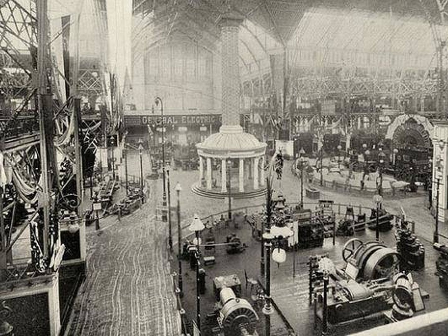 Exposición Universal de Chicago en 1893: exhibición de la General Electric cuya pieza central era una torre eléctrica de Edison con más de 18.000 bombillas