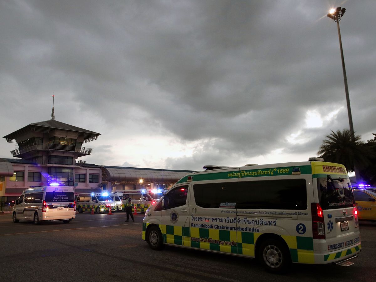 Foto: Una ambulancia esperando a recoger a los heridos. (EFE/EPA/Rungroj Yongrit)