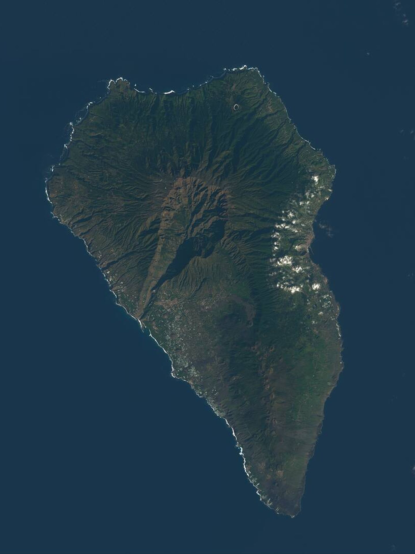 La Palma, con su impresionante cráter-caldera de Taburiente, vía satélite. (Cortesía)