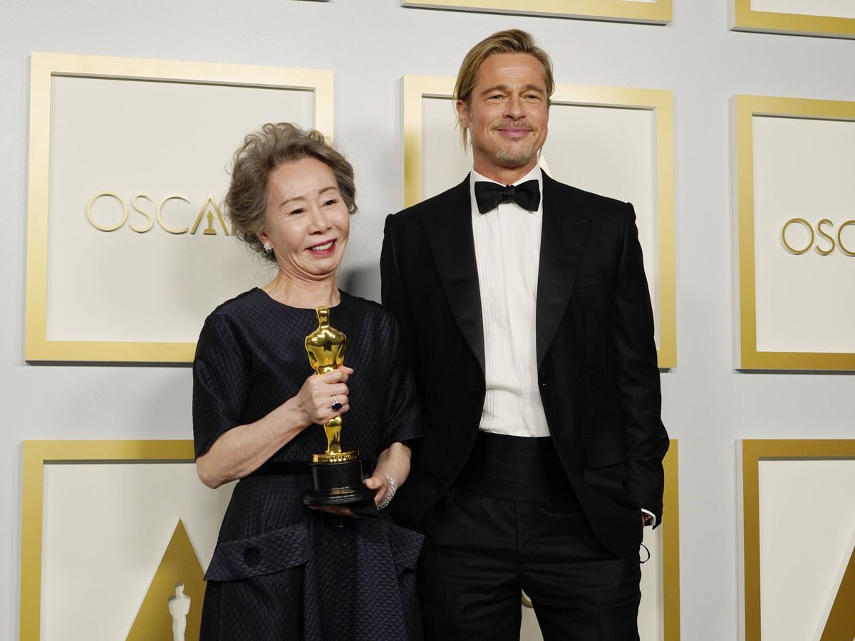 Foto: Yuh-Jung Youn, con su Oscar, y Brad Pitt, con su coleta. (Getty) 