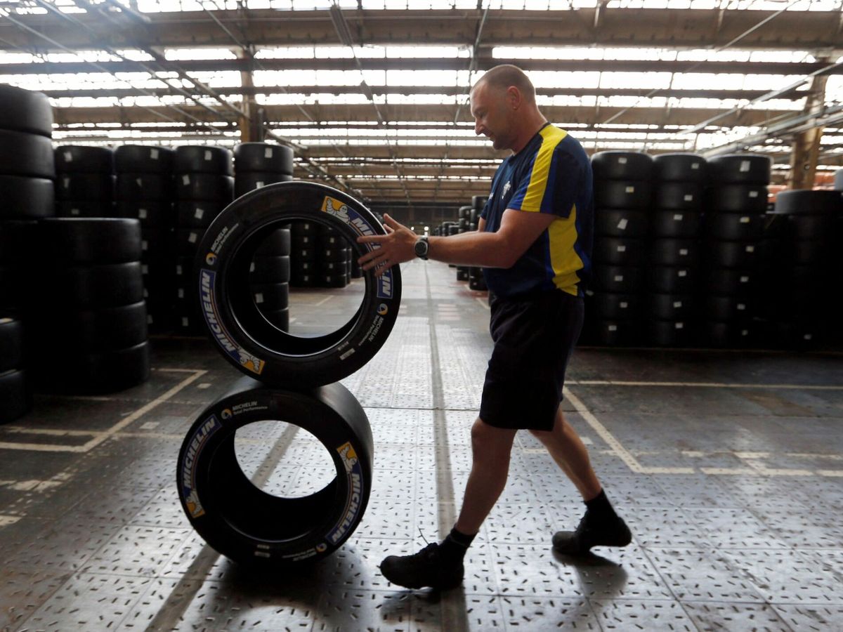 Foto: Trabajador en una fábrica de Michelin. (Reuters/Regis Duvignau)