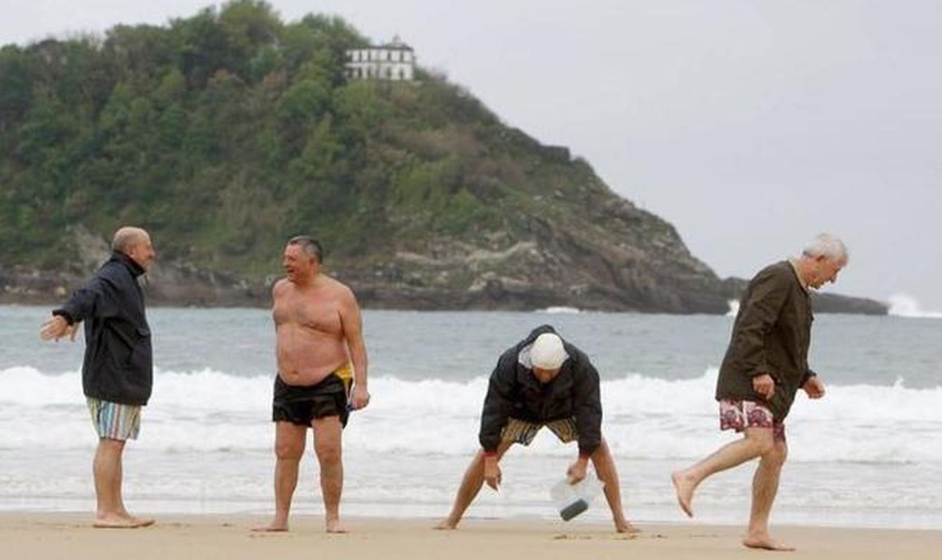 Un grupo de jubilados hace ejercicio en la playa. (EFE)  