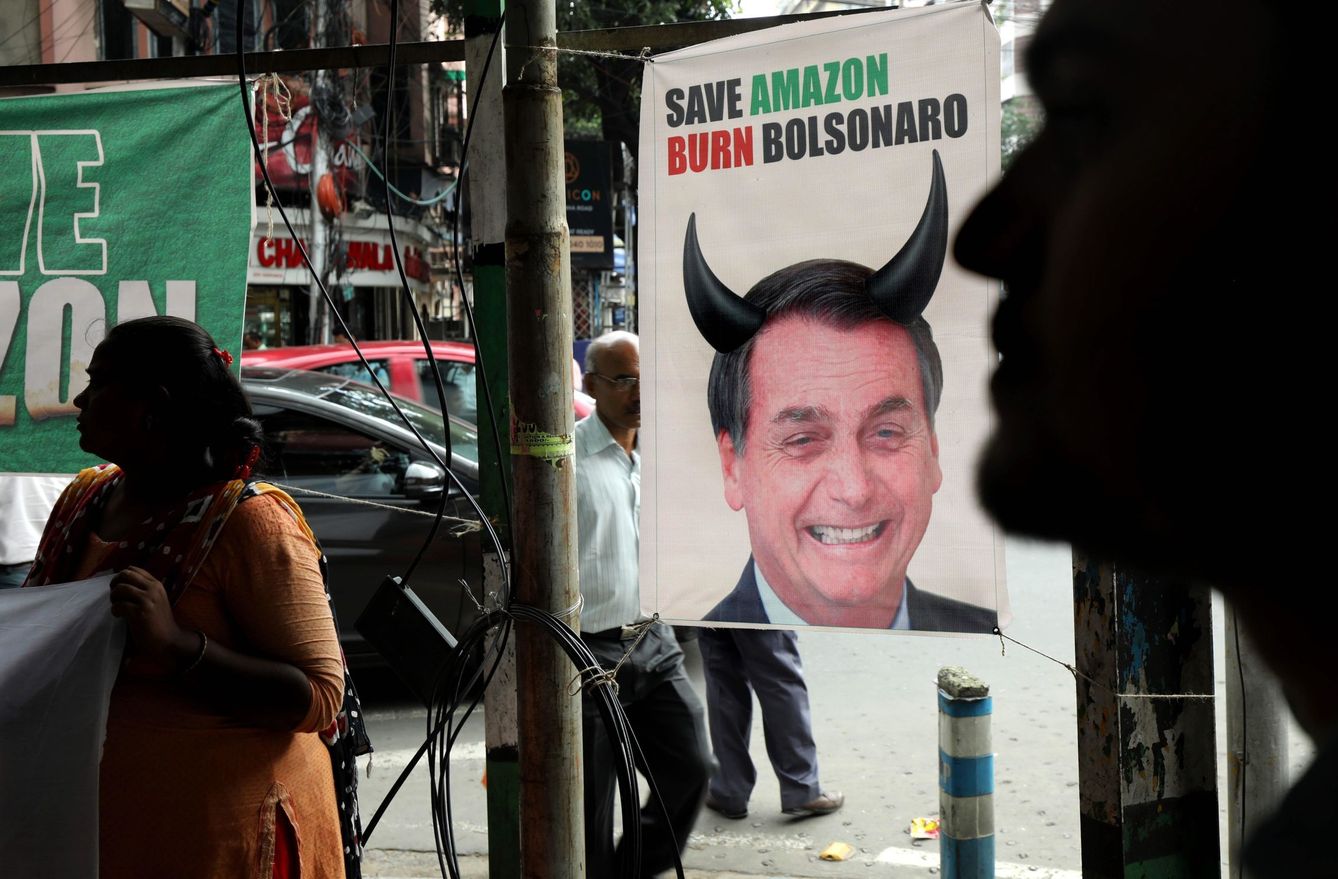 Pancarta contra Bolsonaro en una manifestación en India por los incencios en la Amazonía. (EFE)