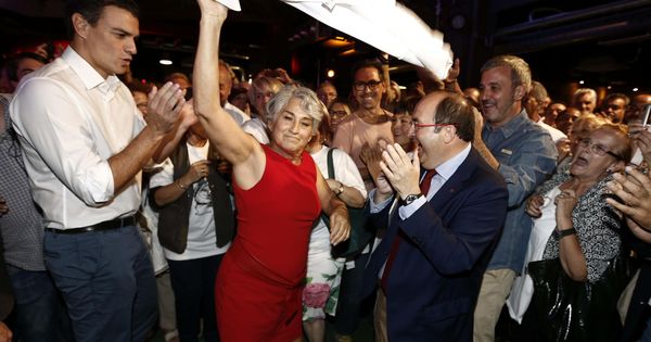Foto: El secretario general del PSOE, Pedro Sánchez (i), y el candidato del PSC a la presidencia de la Generalitat, Miquel Iceta (3d), en la campaña de 2015. (EFE)