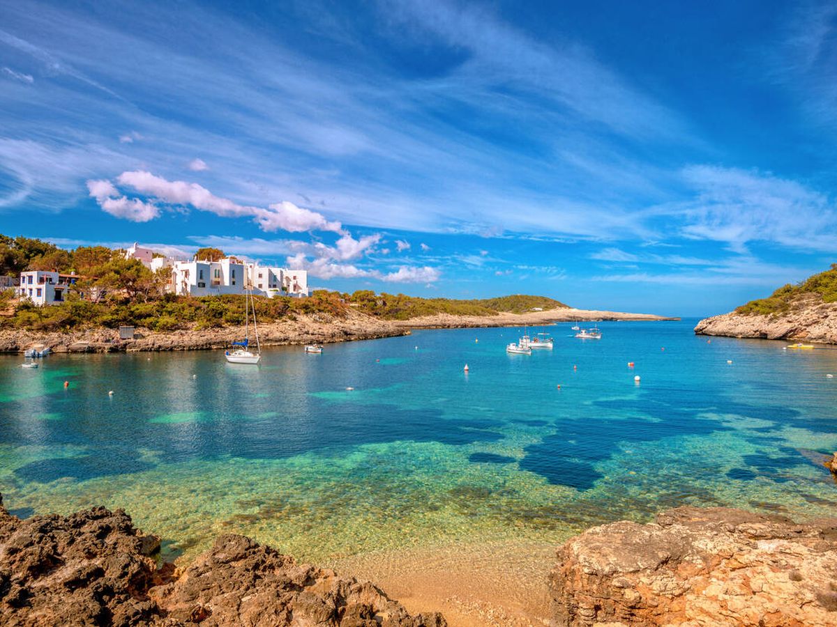 Foto: Vista de una cala de Ibiza. (iStock)