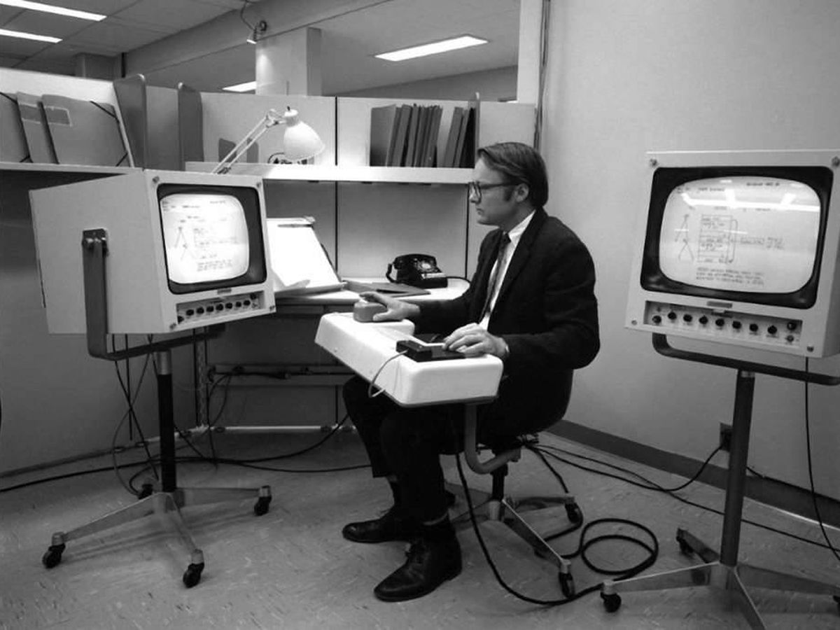Foto: El ingeniero William English probando el primer ratón de ordenador (SRI International)