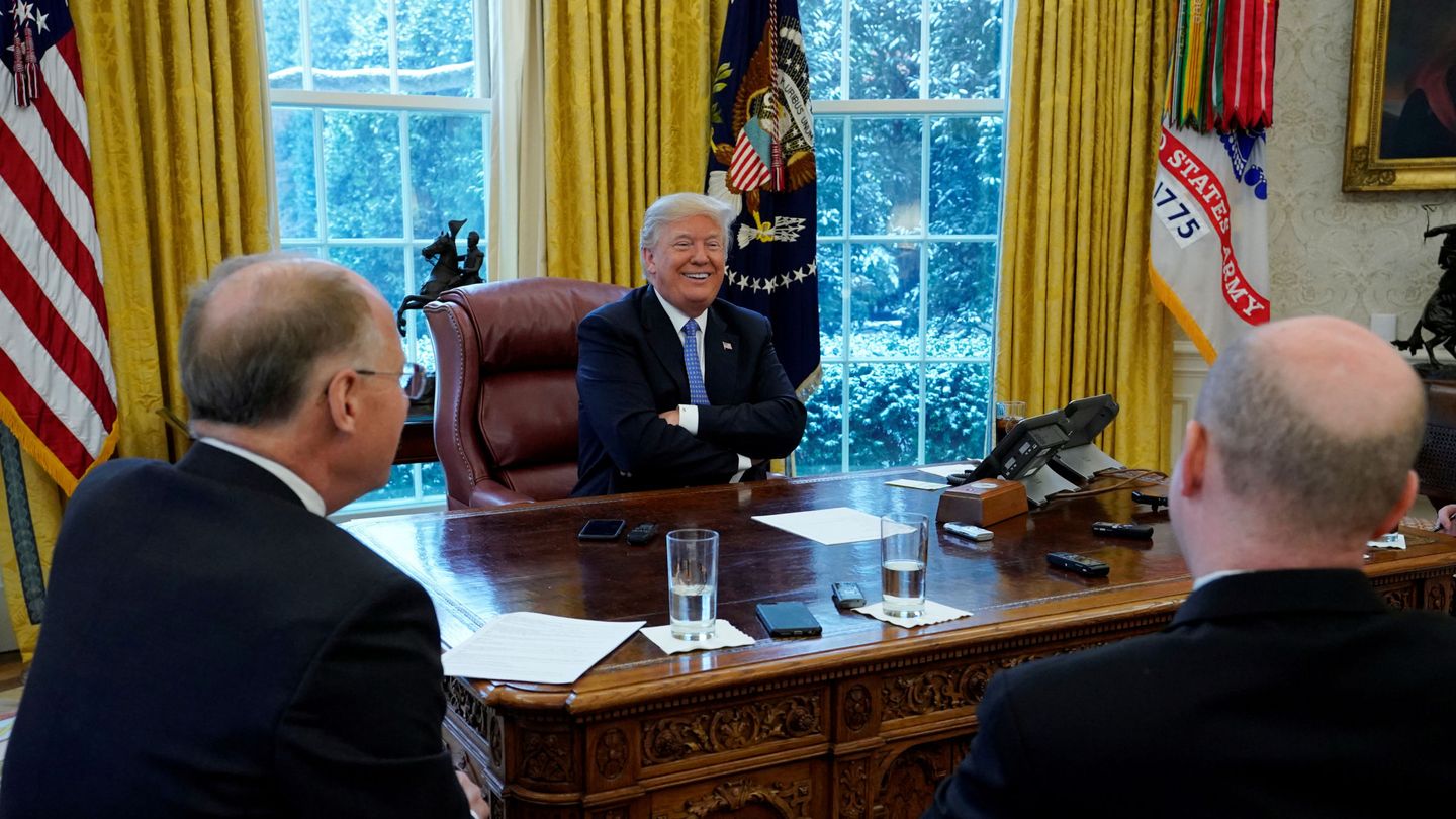 El presidente Donald Trump sonríe durante una entrevista con reporteros de Reuters en la Casa Blanca, el 17 de enero de 2018. (Reuters)