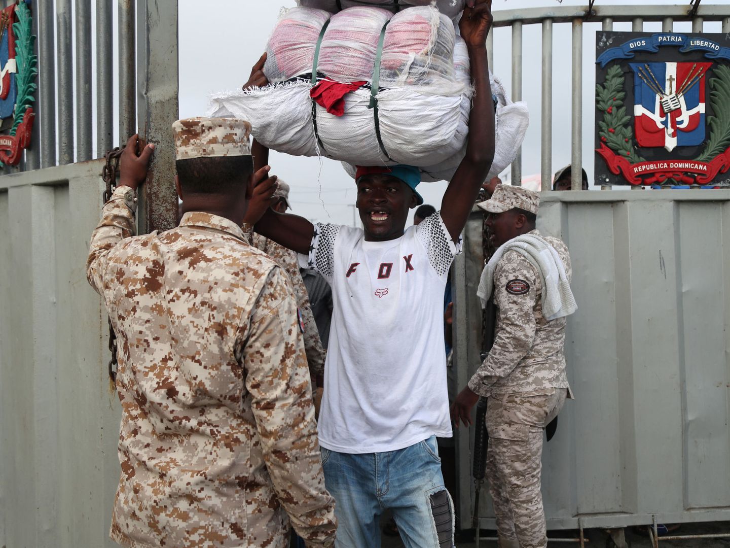 Soldados dominicanos tratan de controlar el cruce de haitianos en el paso fronterizo de Dajabón, el 10 de octubre de 2018. (Reuters)