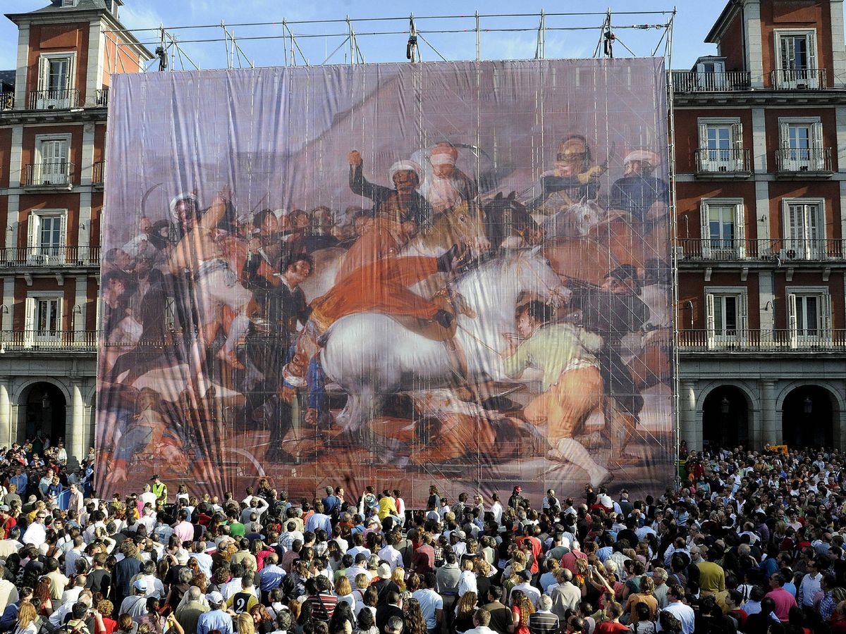 Foto: Despliegue de un lienzo de la batalla de los Mamelucos en la plaza Mayor de Madrid. (EFE/Archivo/Kiko Huesca)