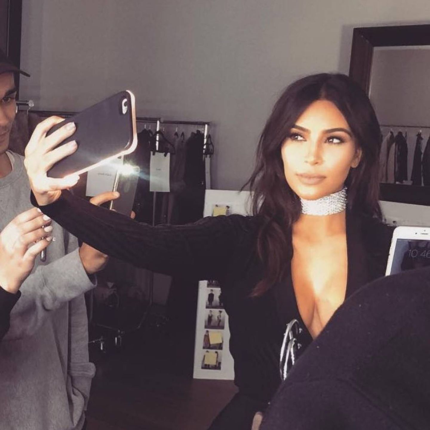 Kim Kardashian en una imagen de su perfil de Instagram con la carcasa LuMee.