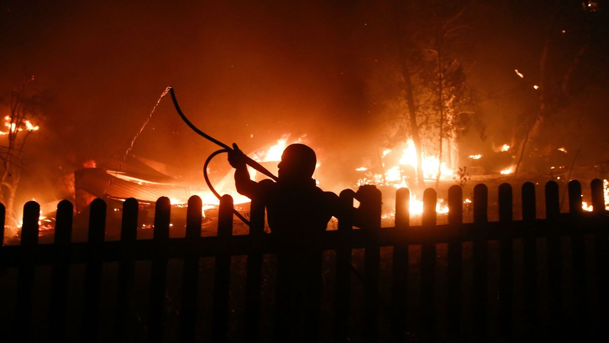 Grecia lucha contra incendios a las puertas de Atenas en medio de una gran ola de calor