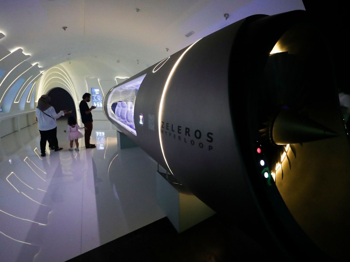 Foto: Prototipo de cápsula de Hyperloop que Zeleros presentó en la Expo de Dubái de 2020. (EFE/EPA/Ali Haider)