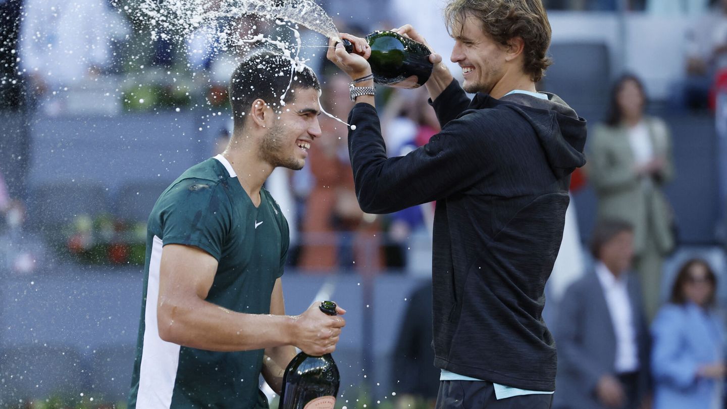Carlos Alcaraz y Alexander Zverev celebran la final del Mutua Open Madrid. (Reuters/Juan Medina)