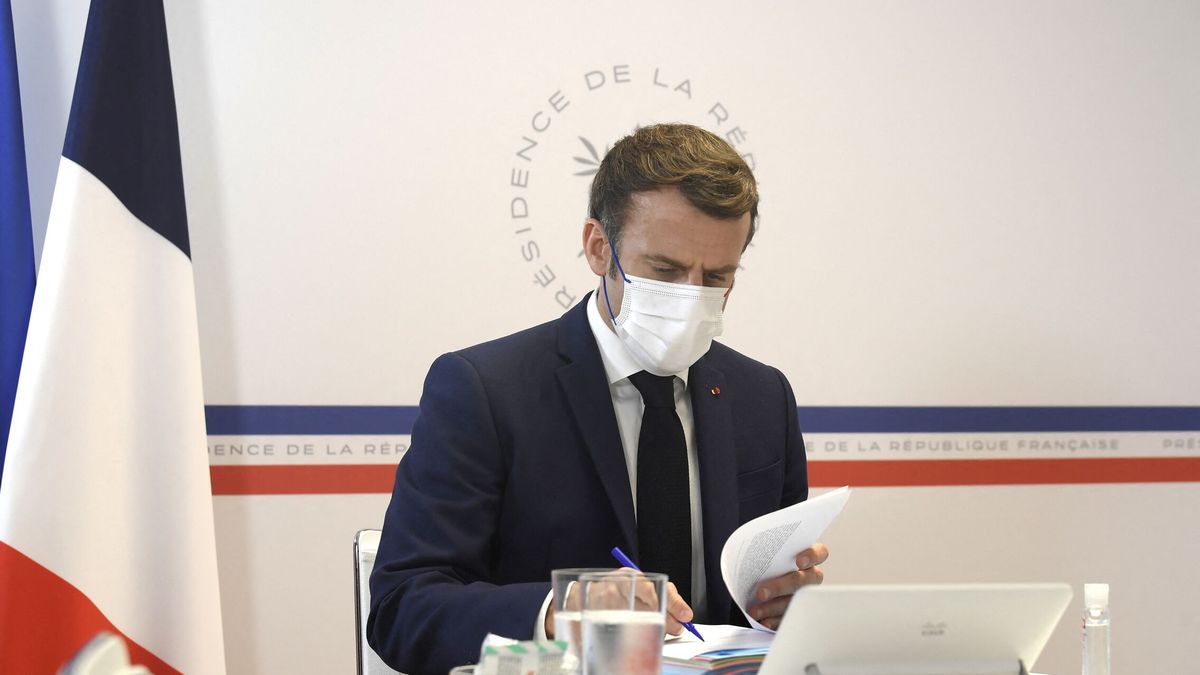 Francia adelanta la 3ª dosis, limita aforos e impone el teletrabajo para frenar contagios