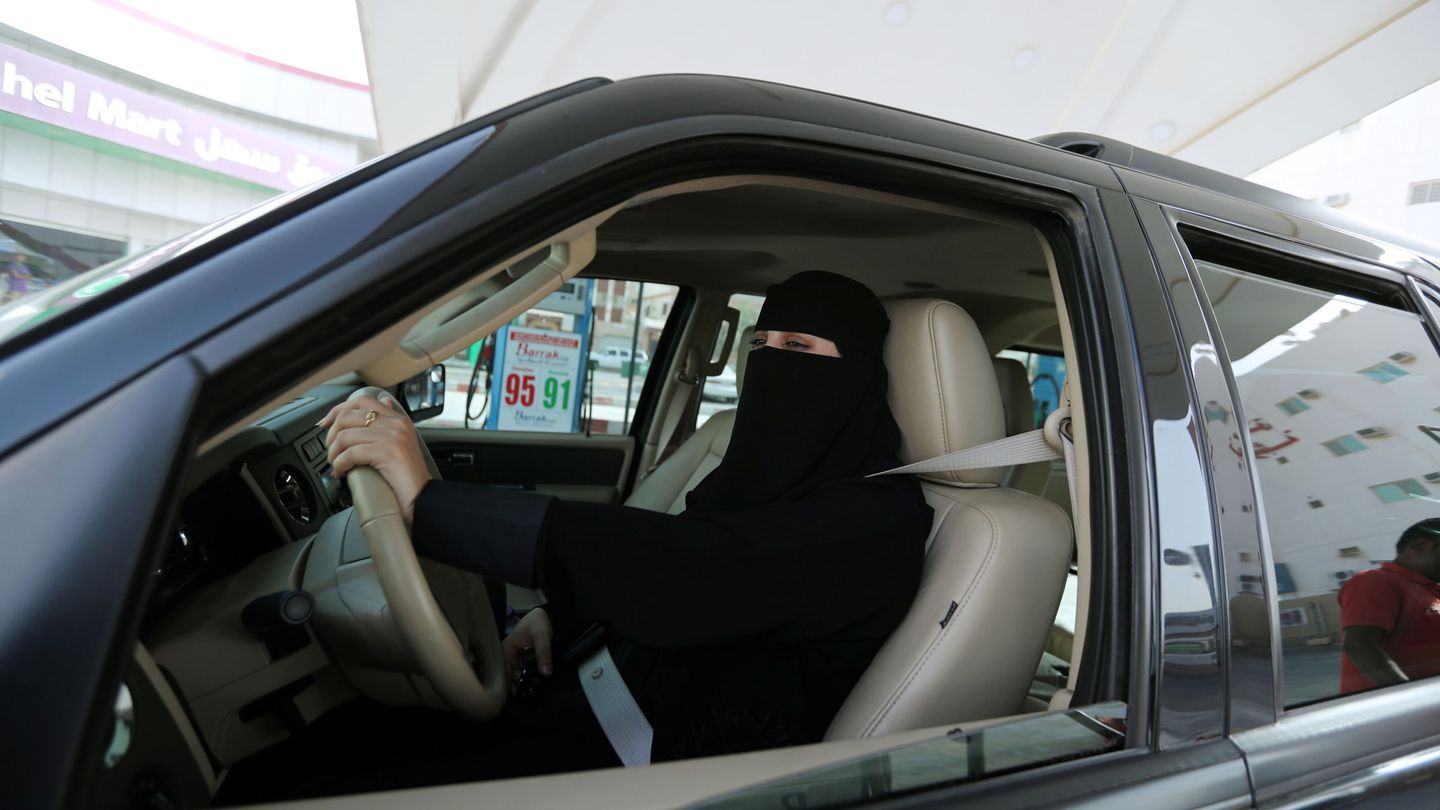 Una mujer saudí llamada Amira al volante en Damman. (Reuters)