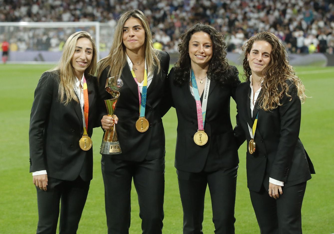 Olga Carmona, Misa Rodríguez, Ivana Andrés y Tere Abelleira, con la Copa del Mundo. (EFE/Hidalgo) 