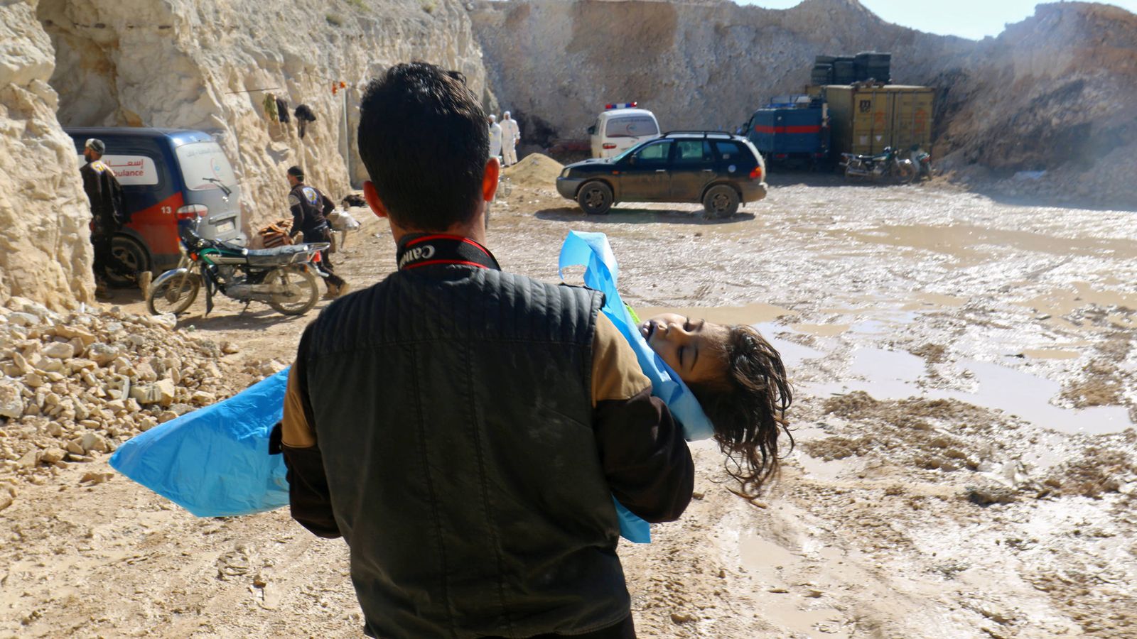 Foto: Un hombre carga con el cadáver de un niño tras un ataque químico en el pueblo de Jan Sheikun, en la zona rebelde de Idlib. (Reuters) 
